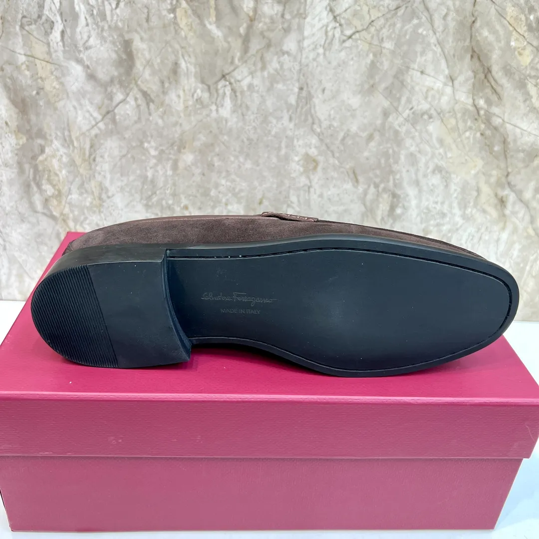 Original quality P580 Brand: Ferragamo Standard size: Men's size 38/44 (45 can be customized) Grade: Same style as the official website High-quality men's shoes Material: Customized first-layer calfskin with water-dyed cowhide lining Cowhide tiptoe Original non-slip and wear-resistant rubber outsole Style category: Men's formal business leather shoes Young and fashionable European and American trends British style Casual matching Comfortable feet Color: Actual picture